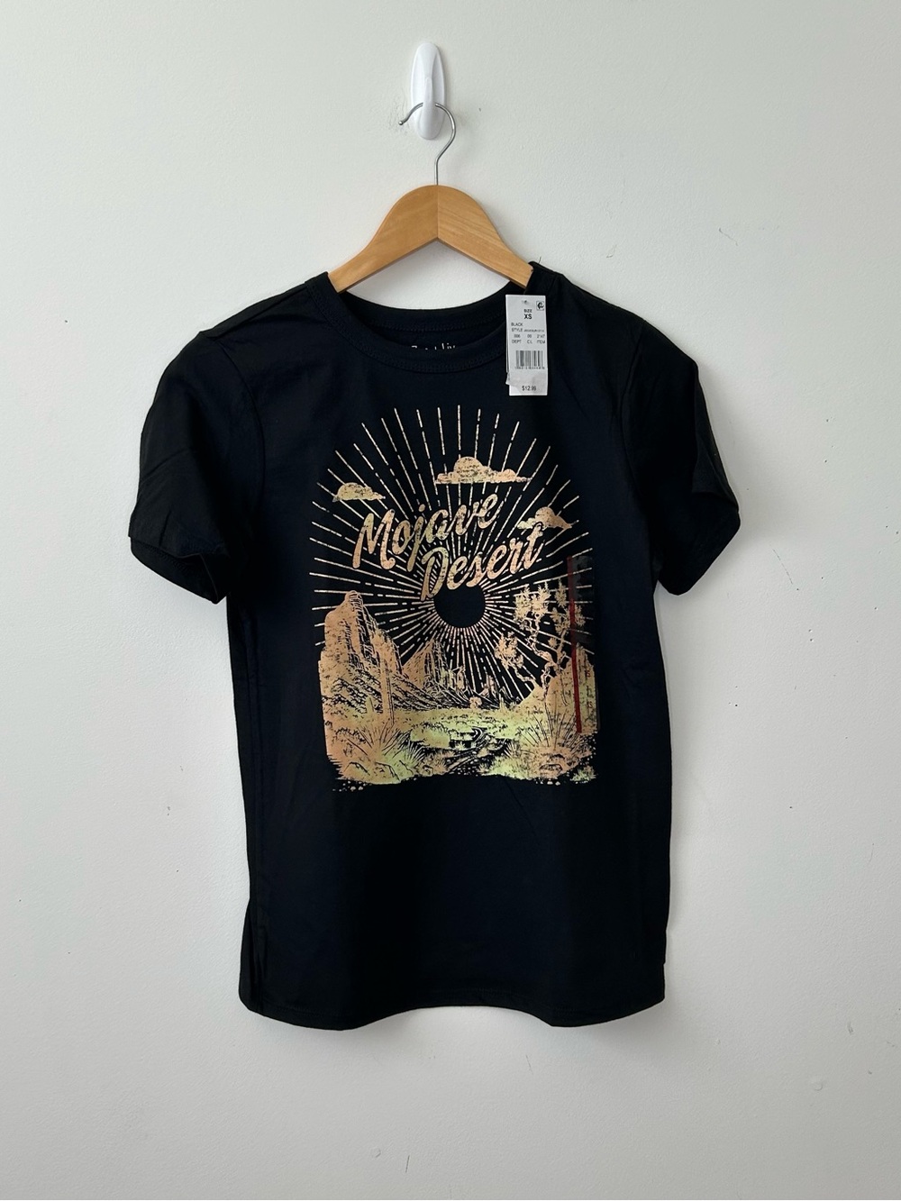 Zoe + Liv Women’s Black Mojave Desert Graphic Crew Neck T-Shirt XS